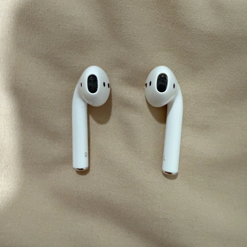 Apple White Wireless Earbuds with Charging Case